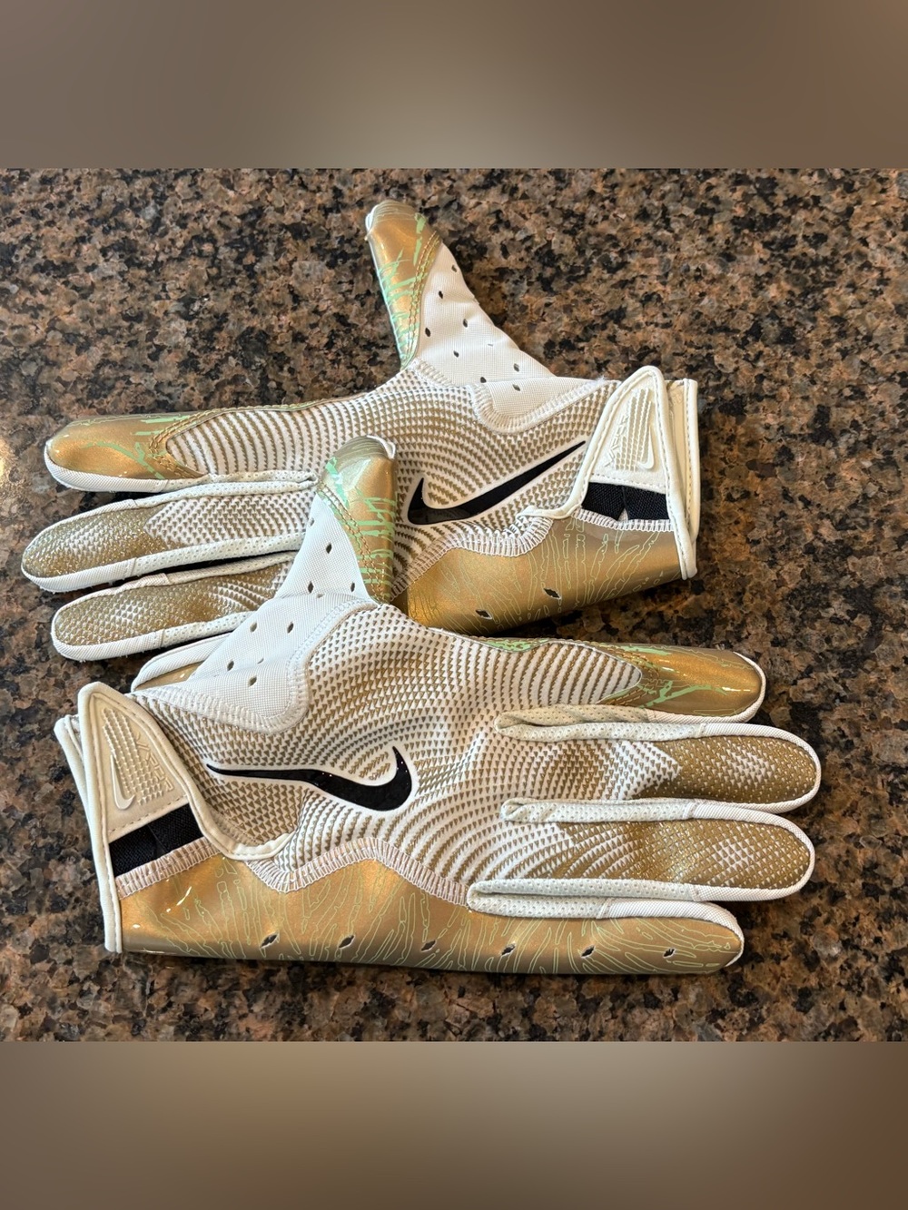Nike Vapor Jet 8.0 Football Gloves Men’s Adult Size Large Gold White NWOT